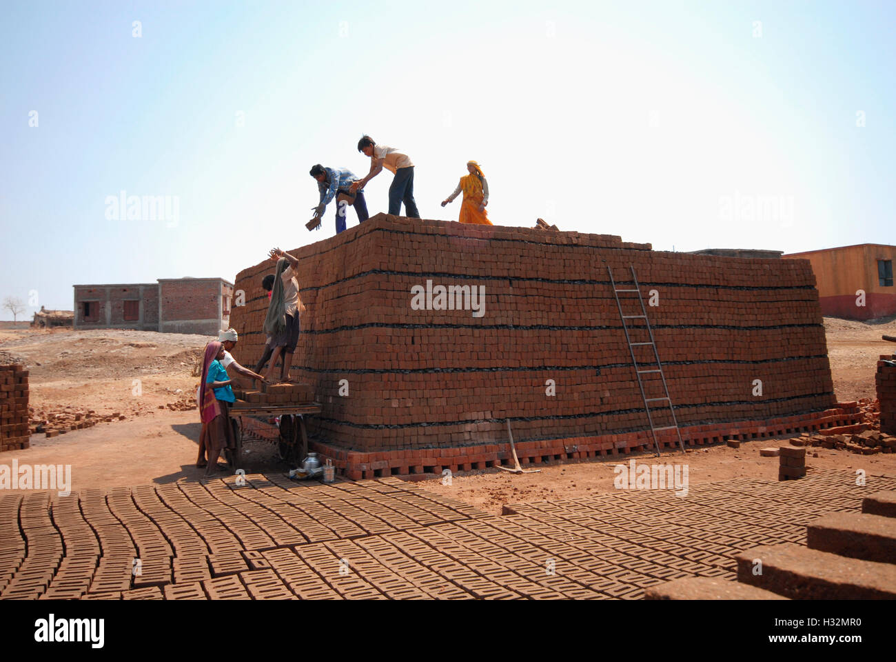 Menschen, die Arbeiten an der Ziegelei, Maharashtra, Indien Stockfoto