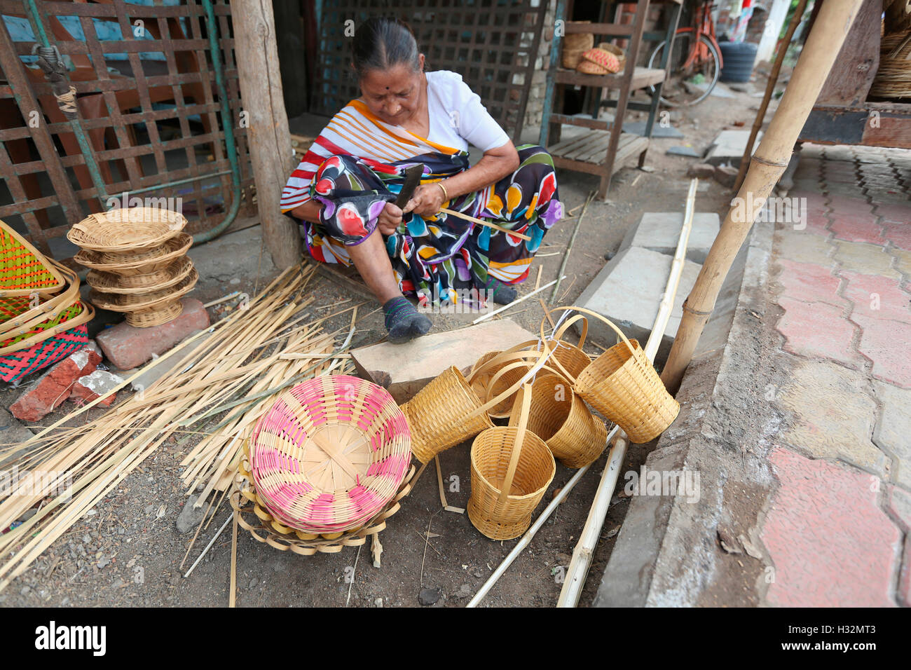 Frauen machen Bambus Handwerk, BARODIA Stamm, Gujarat, Indien Stockfoto