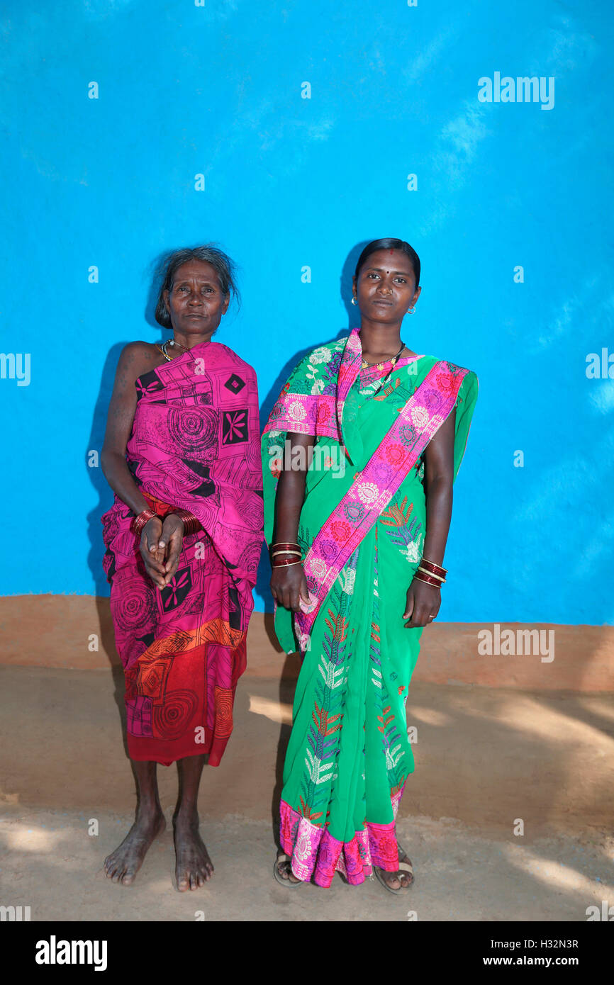 BHATRA Stamm, Stammes-Frauen stehen im traditionellen tragen, Ulnar Vilage, Chattisgadh, Indien Stockfoto