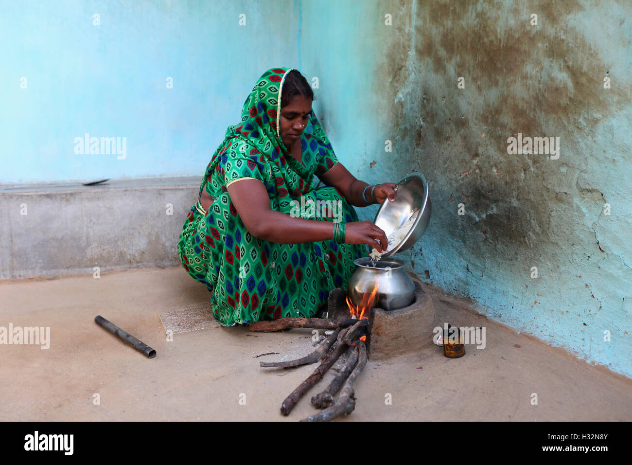 Frau, Kochen, Reis, BHARIA Stamm, Kendaikhar Dorf, Korba Dist, Tahsil Kathgora, Chattisgarh, Indien Stockfoto