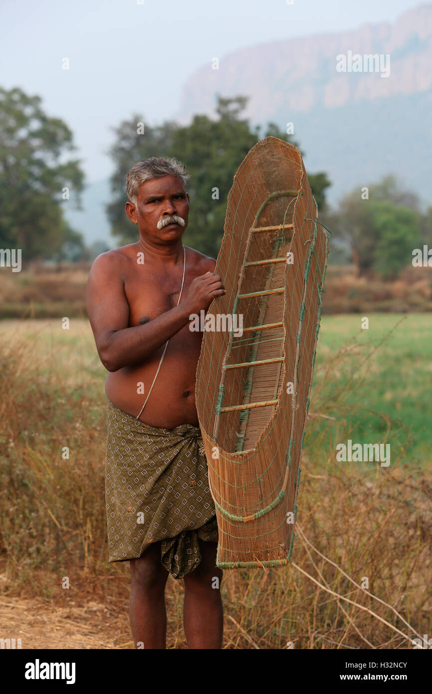 BINJHAWAR Stamm, ein tribal Mann hält einen traditionellen Finishing Trap, Kokadi Dorf, Chattisgarh, Indien Stockfoto