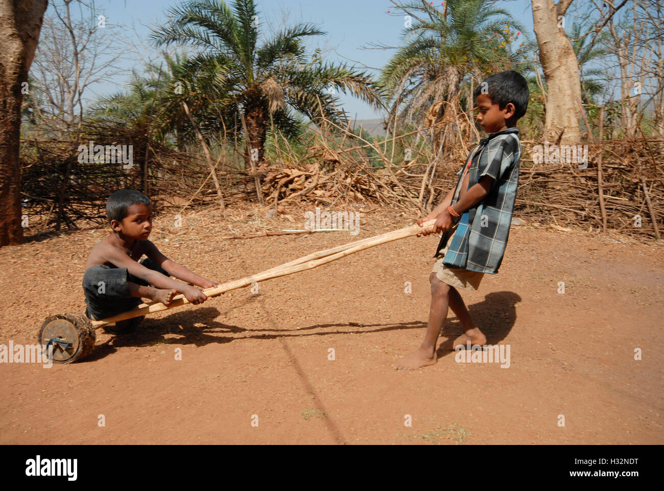 Kinder spielen mit Holzkarren, DHIDIA Stamm, in der Nähe von Dahanu, Maharashtra Stockfoto