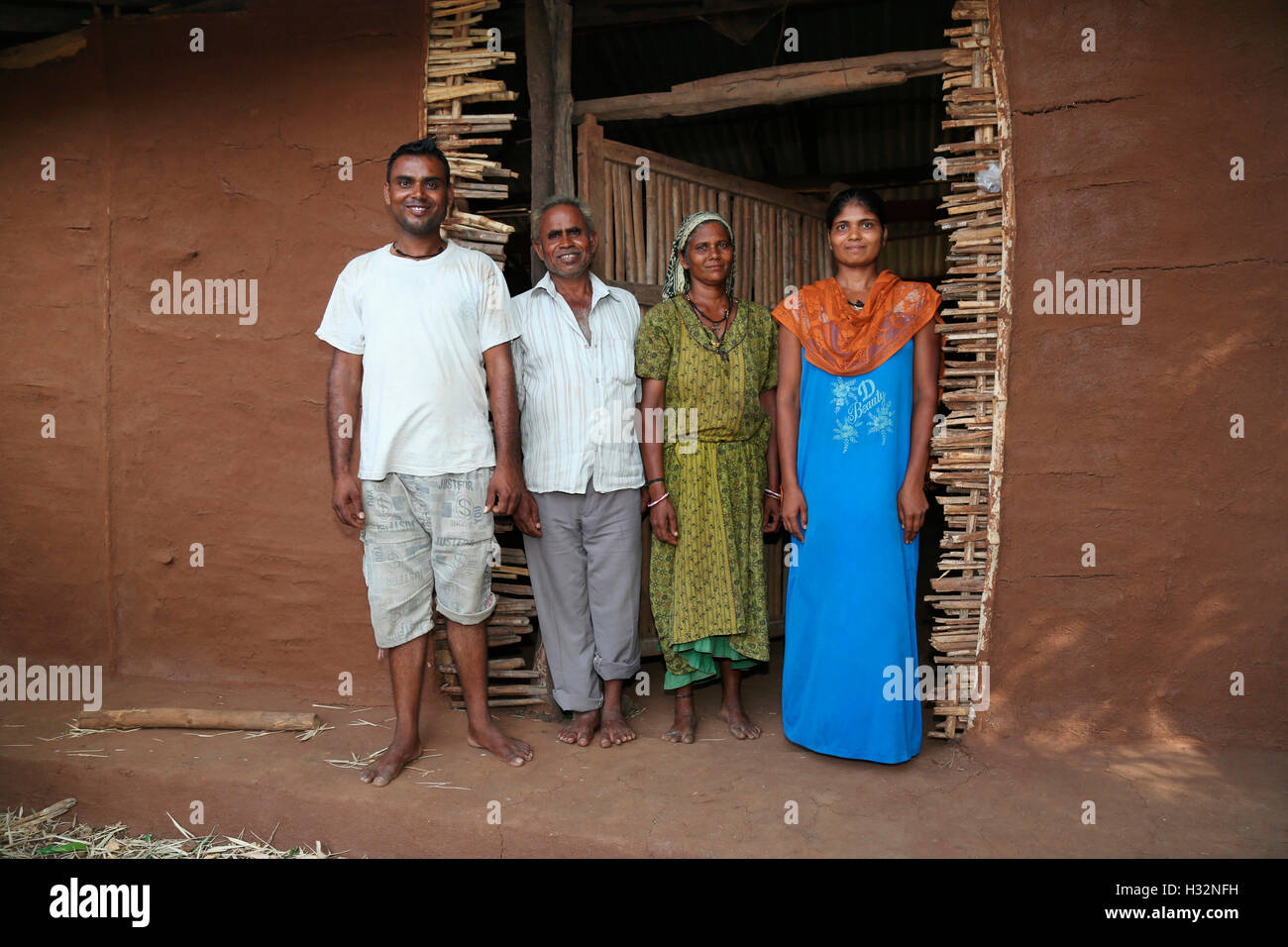 Familie, GAMIT Stamm, Mandal Dorf, Gujarat, Indien Stockfoto