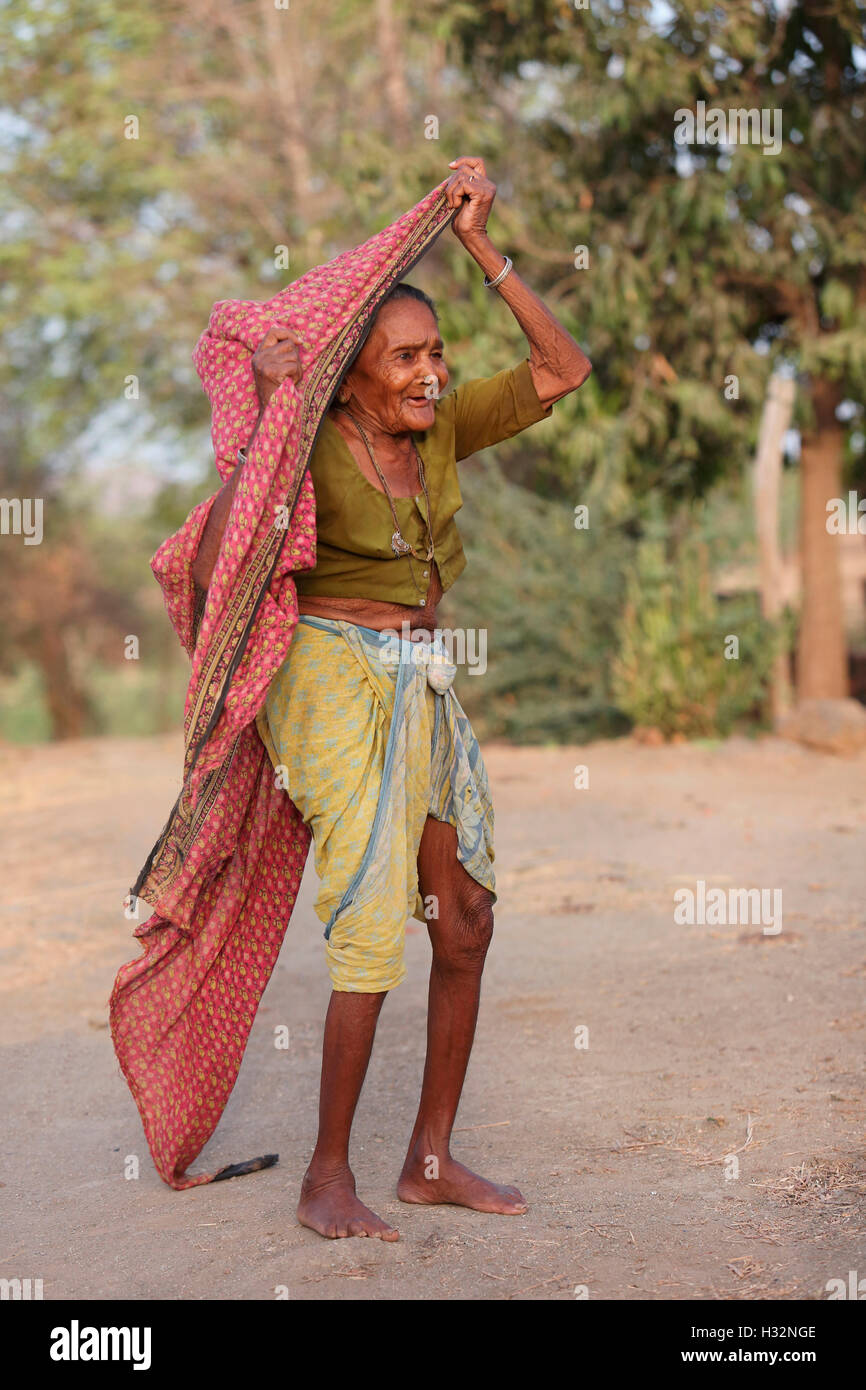 Alte Frau, GAMIT Stamm, Mandal Dorf, Gujarat, Indien Stockfoto