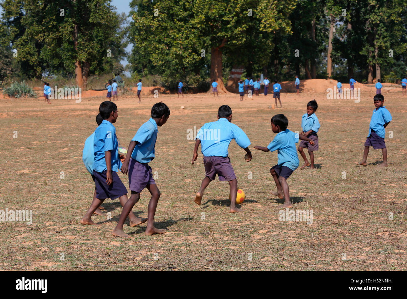 Kinder spielen Fußball, KHAIRWAR Stamm, Anganwadi, Chiniya Dorf, Chattisgarh, Indien Stockfoto