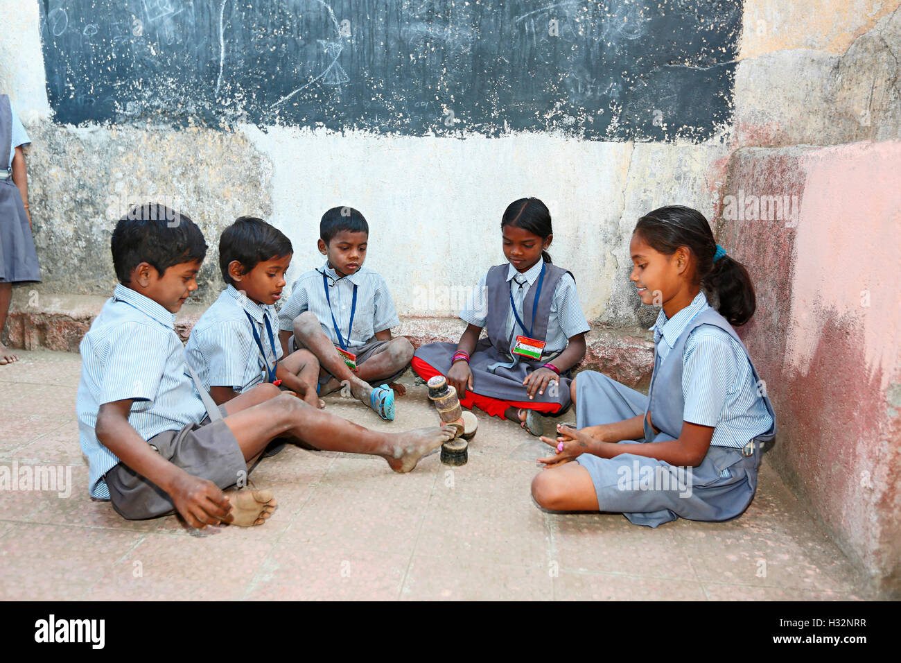 Kinder spielen Lagori, KOLAM Stamm, Ganeshpur Dorf, Dist Yawatmal, Maharashtra, Indien Stockfoto