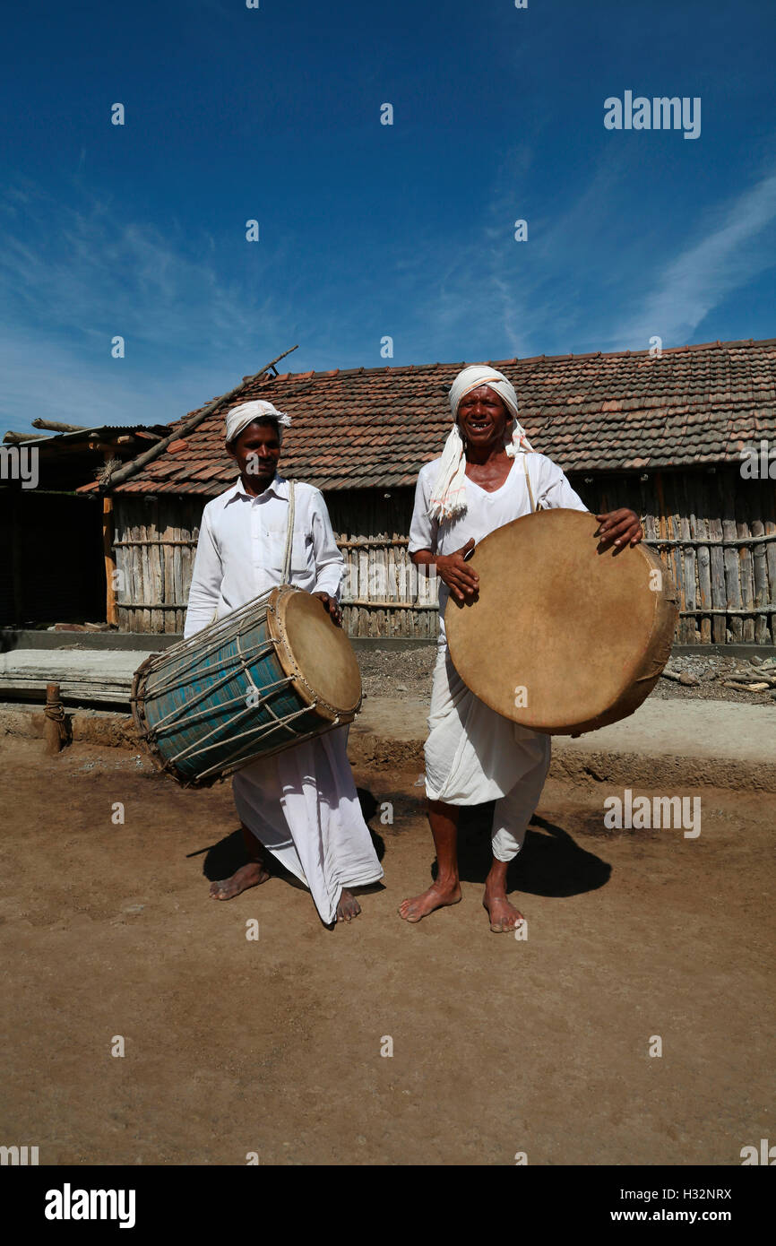Stammes-Musiker, KOLAM Stamm, Sonapur Dorf, Post, Mandawa Dorf, Maharashtra, Indien Stockfoto