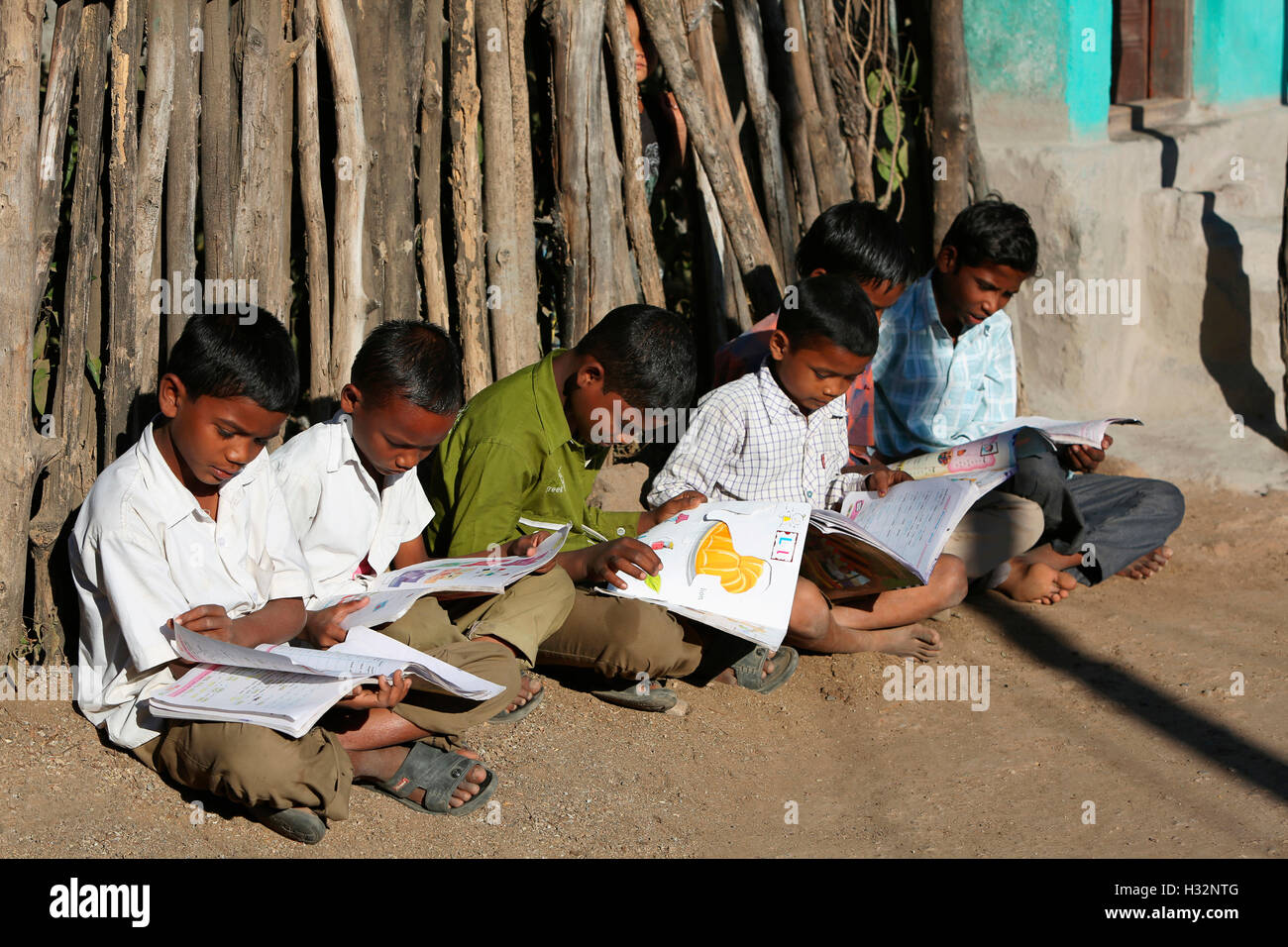 Stammes-Studing, KOLAM Stamm Mandawa Kinderdorf, Maharashtra, Indien Stockfoto