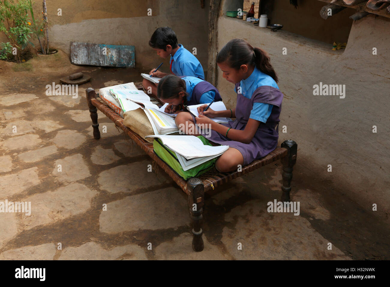 Schülerinnen und Schüler studieren, Yerevan Stamm, Bhilaigadh Dorf, Taluka Saraipalli, Dist Mahasamundh, Chattisgarh, Indien Stockfoto