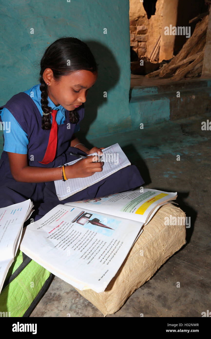 Tribal Mädchen Studing, Yerevan Stamm Mandawa Dorf, Maharashtra, Indien Stockfoto