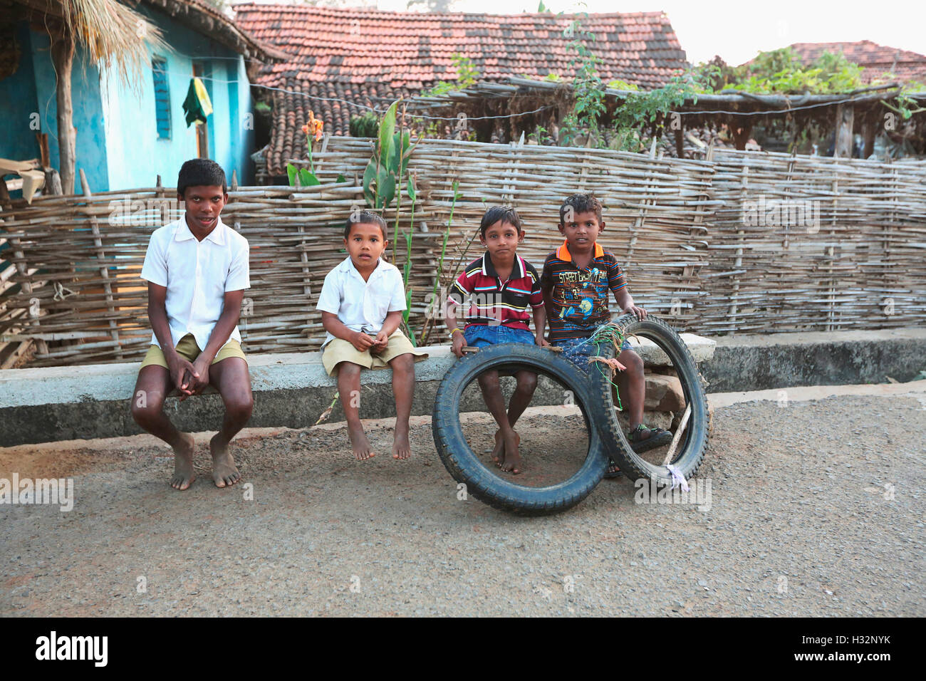 Stammes-Kinder, KOYA Stamm, Mendilekha Dorf, Taluka Dhanora, Dist Gadchirolii, Maharashtra, Indien Stockfoto