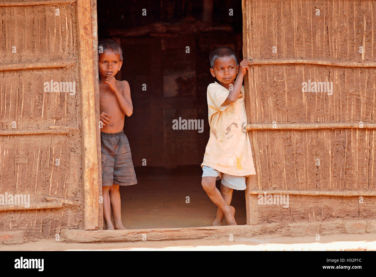 Kinder nach draußen, Ma Thakar Stamm, Nagewadi, Karjat, Maharashtra, Indien Stockfoto