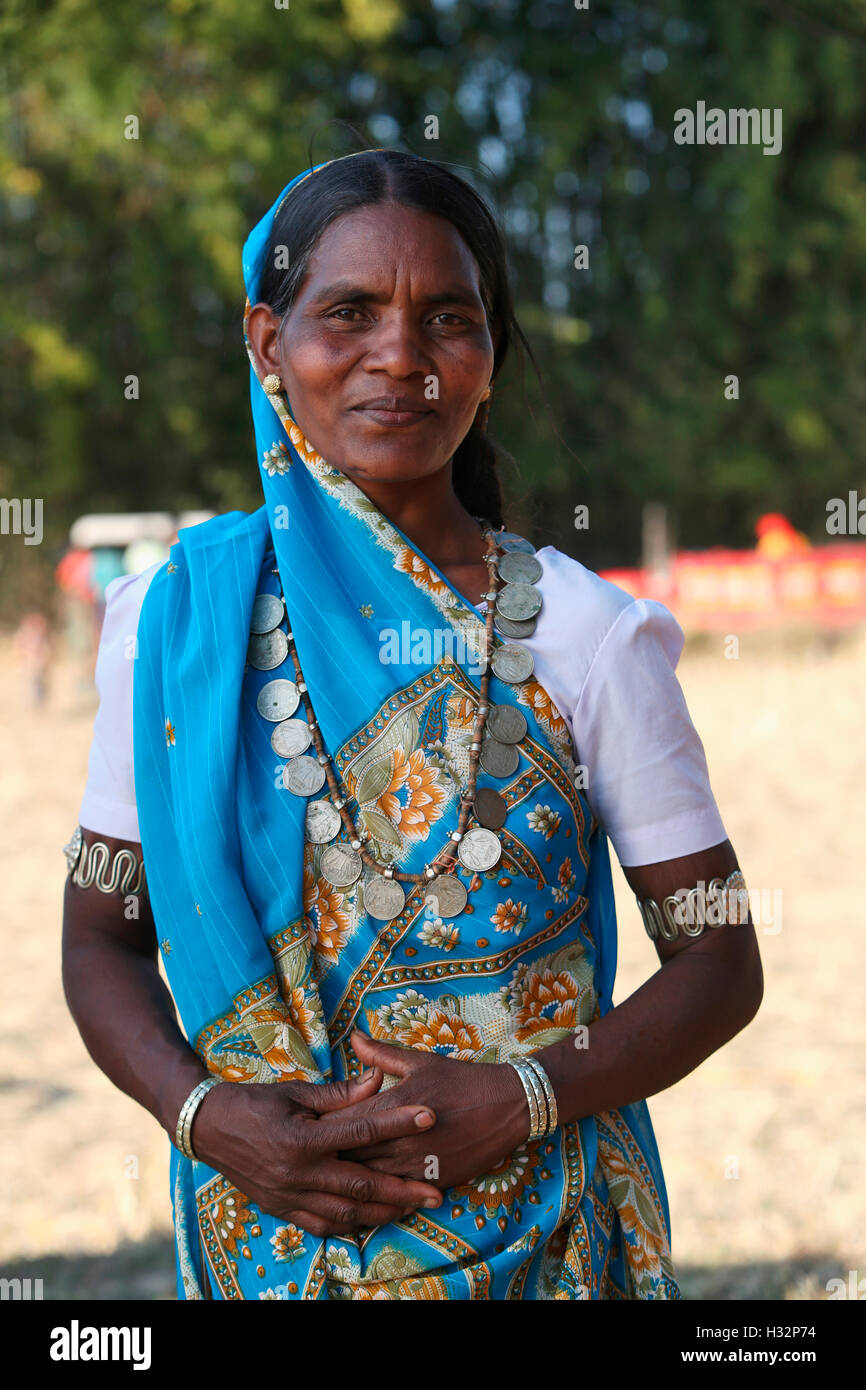 Eine Frau trägt Jwellery, NAGESIA Stamm, Dadgaon Dorf, Tahasil Lundra, Bezirk Sarguja, Chattisgarh, Indien Stockfoto