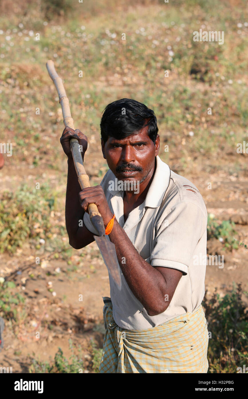 Tribal Mann mit Lanze, PARDHI, Ganeshpur Dorf, Post, Wai, Bezirk Yawatmal, Maharashtra, Indien Stockfoto