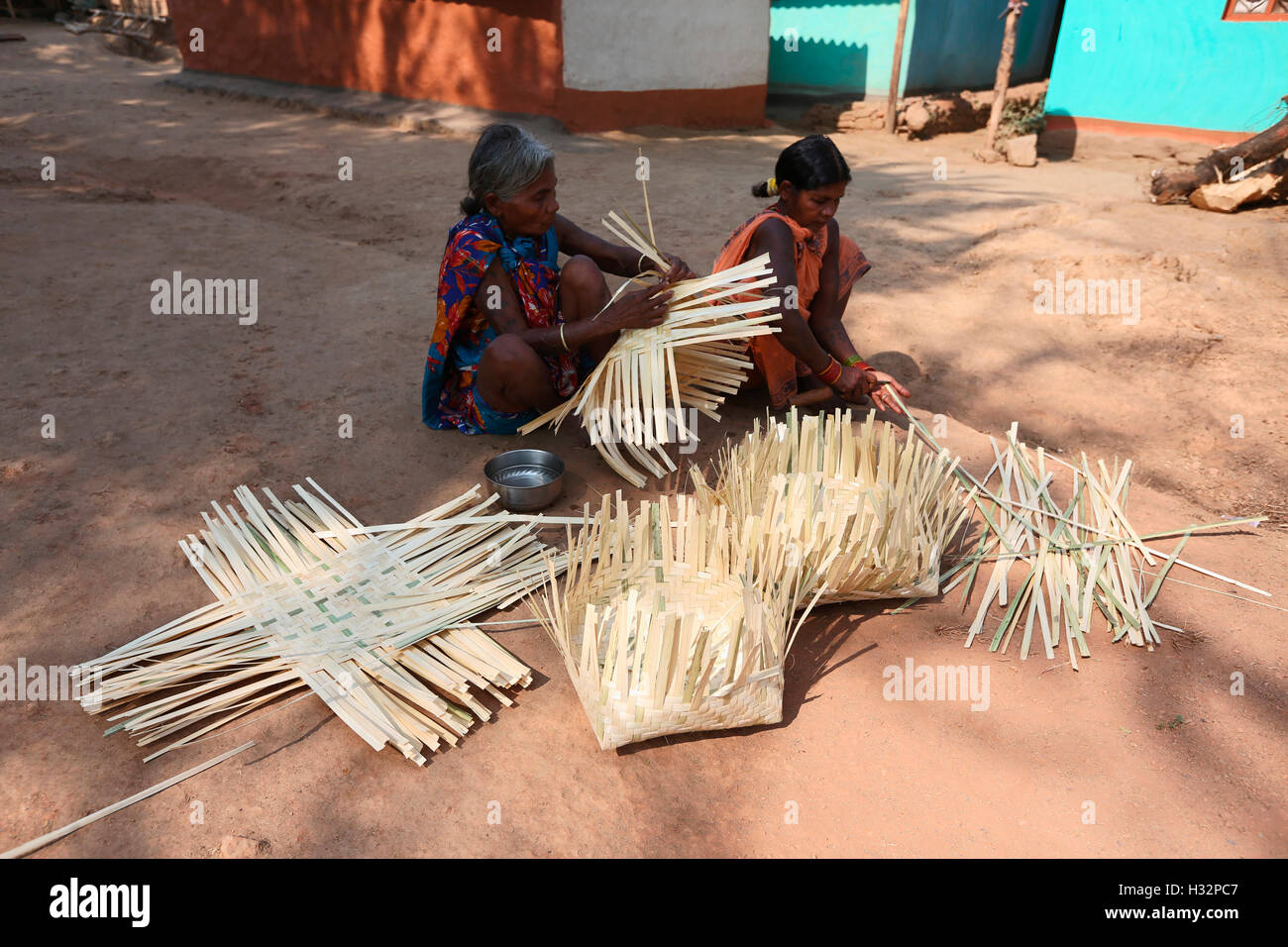 Frauen machen Bambuskörben, PARJA Stamm, Kaodawand Dorf, Jagdalpur Tehsil, Baster Bezirk, Chattisgarh, Indien Stockfoto
