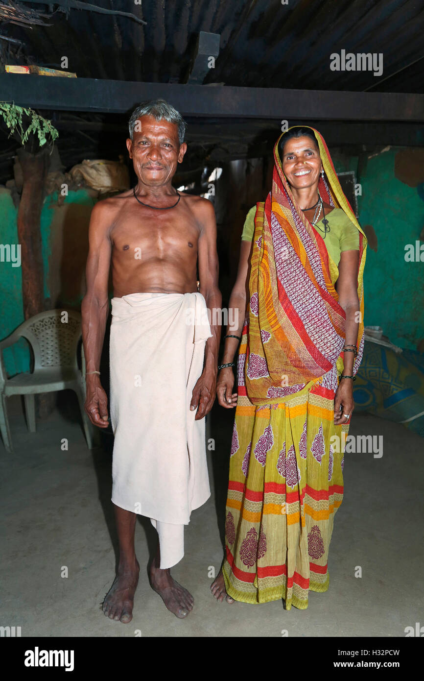 Stammes-paar in traditioneller Kleidung, PATELIA Stamm, Jamana Muvada Dorf, Lunawada Taluka, Bezirk Mahisagar, Gujarat, Indien Stockfoto
