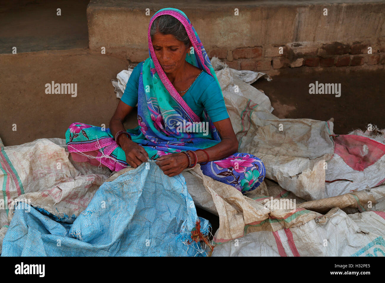 Frau im traditionellen Nähte Tuch, PATELIA Stamm, Jamana Muvada Dorf, Lunawada Taluka, Bezirk Mahisagar, Gujarat, Indien Stockfoto