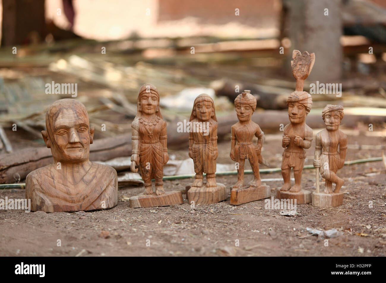 Holz geschnitzt Statuen, RATHAWA Stammeskunst, Gadhiya Dorf, Dhari Taluka, Amreli Bezirk, Gujarat, Indien Stockfoto