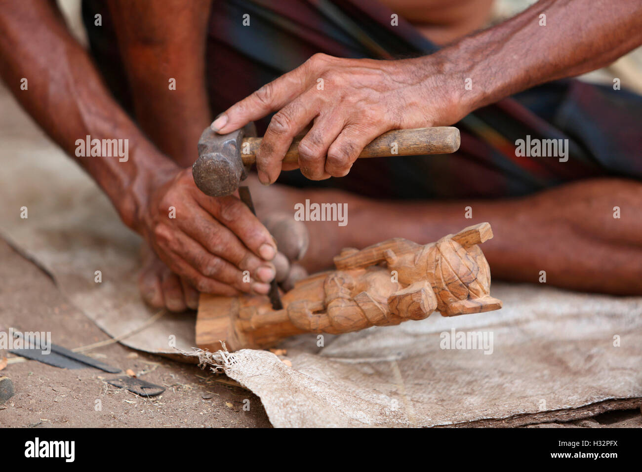 Künstler schnitzen Holzfiguren, RATHAWA Stamm, Gadhiya Dorf, Dhari Taluka, Amreli Bezirk, Gujarat, Indien Stockfoto