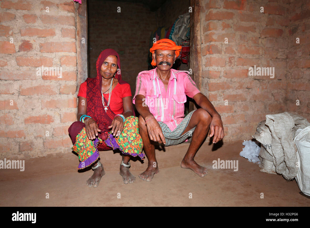 Paar in traditionellen Outfits, RATHAWA Stamm, Rangpur Dorf, Garcias, Chhota Udaipur, Distrikt Vadodara, Gujarat, Indien Stockfoto