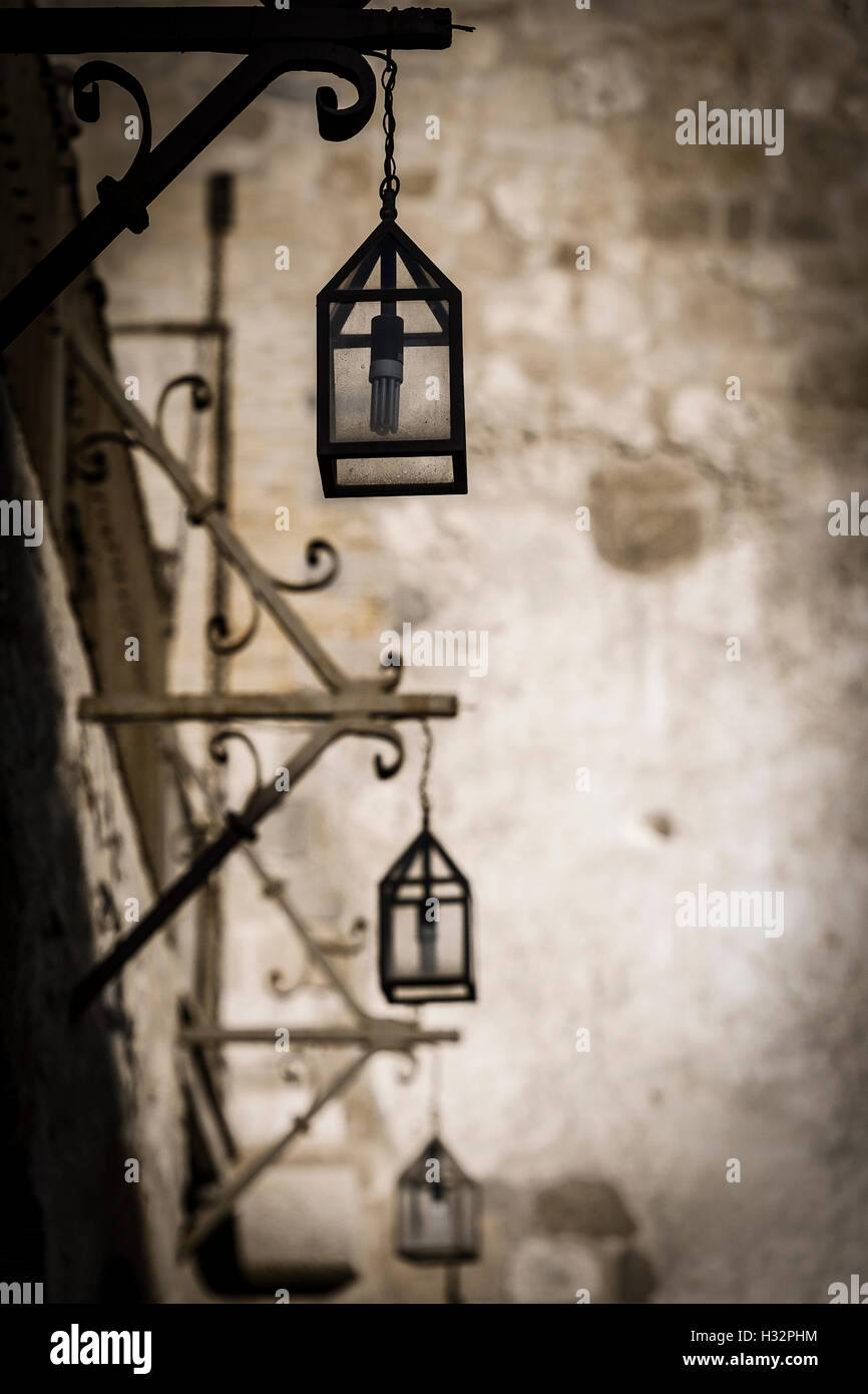 Schwarz / weiß Foto hängende Straßenlaternen Stockfoto
