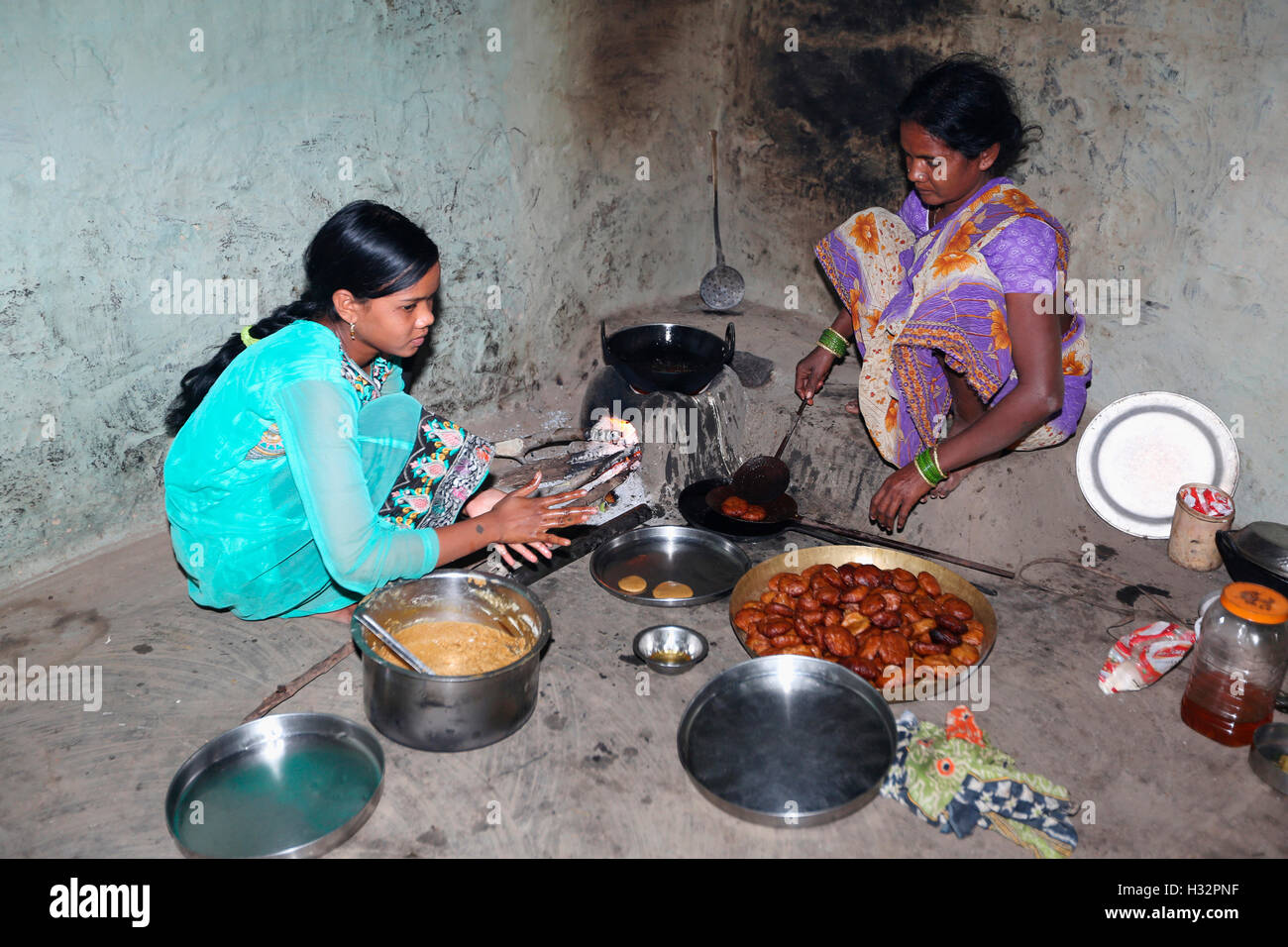 Stammes-Frauen machen Süßigkeiten, SAWAR Stamm, Diwanpali Dorf, Saraipali Panchayat, Mahasamund Block, Chattisgadh, Indien Stockfoto