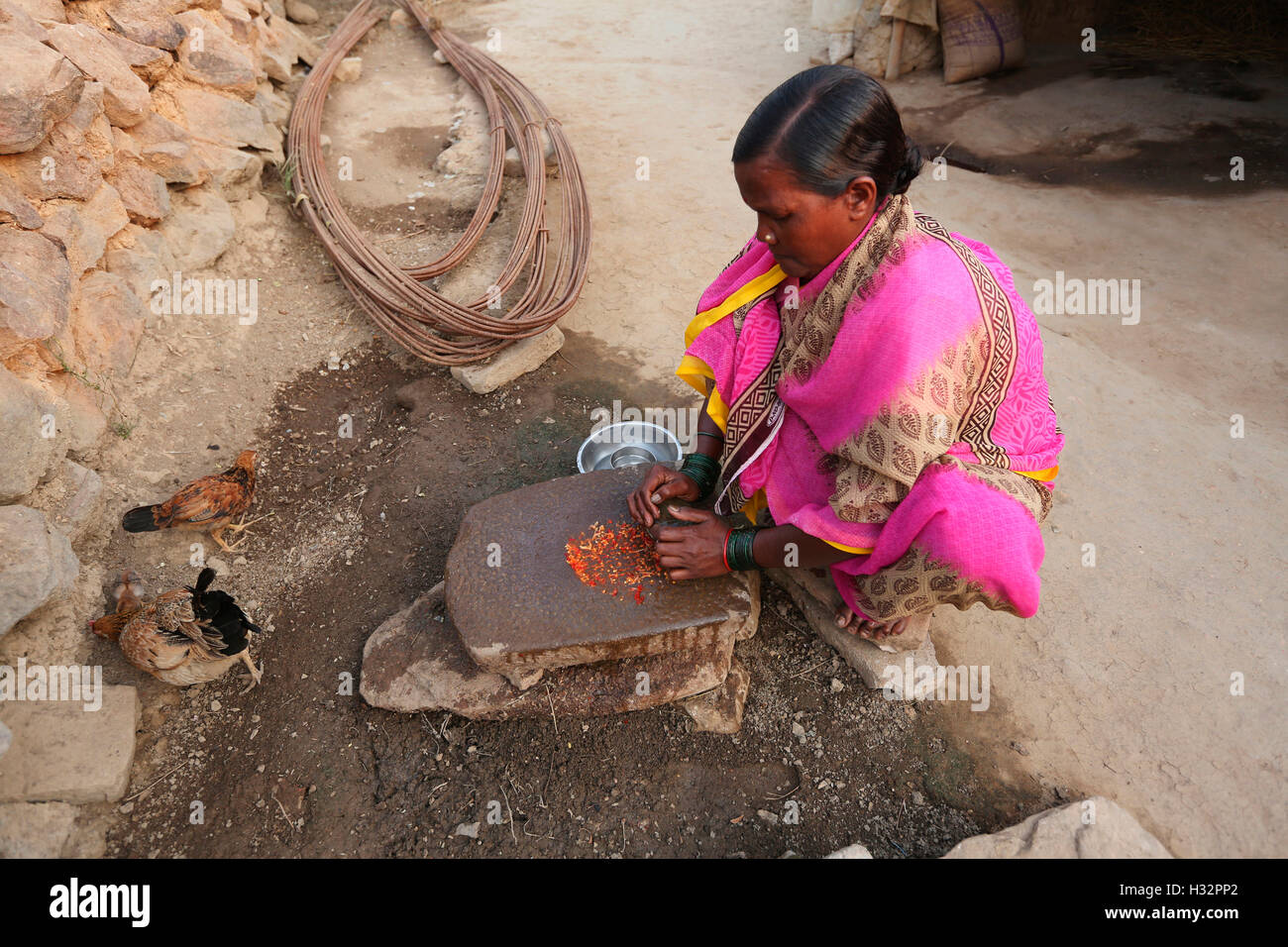 Frau macht Chillie einfügen, SAWAR Stamm, Khairmal Dorf, Saraipali Tahsil, Mahasamund Bezirk, Chattisgarh, Indien Stockfoto