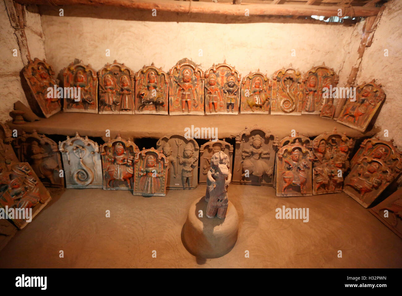Anzeige der Stammes-Götter in TRTI Museum, Ahemdabad, Tribal Museum, Gujarat, Indien Stockfoto