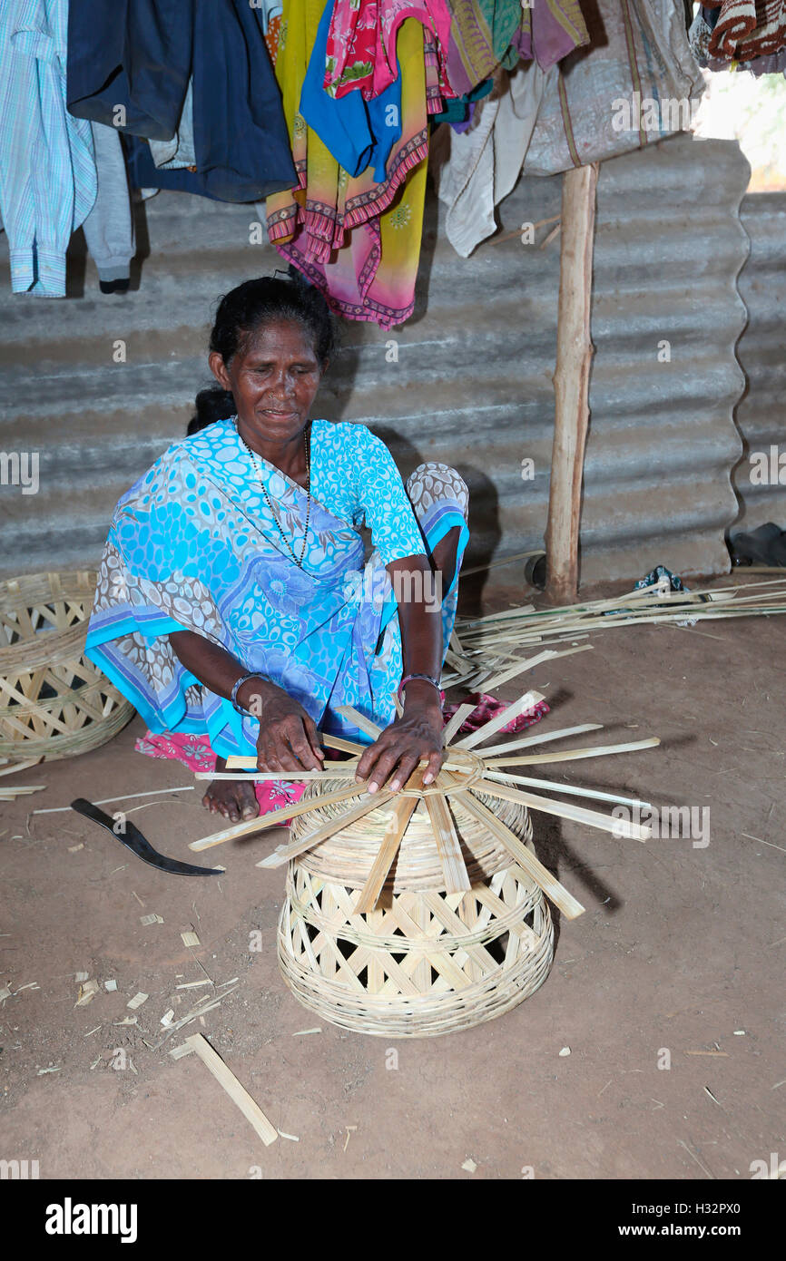 VITOLIA Stamm, Korb machen, Bedkuva Dorf, Valod Unterbezirksebene, Tapi District, Gujarat, Indien Stockfoto