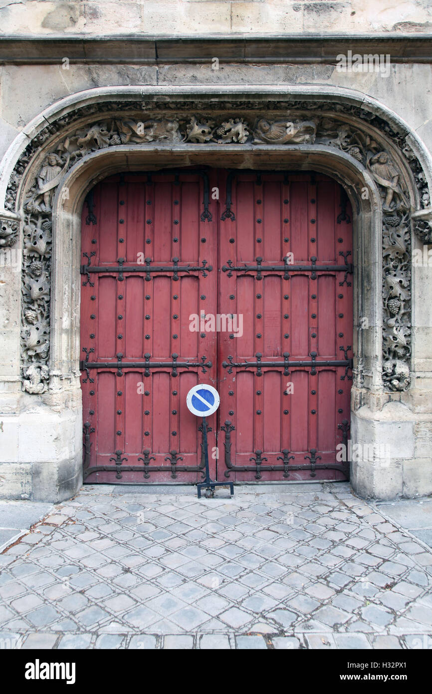 Eingangstüren sind für diese mittelalterliche Gebäude in Paris geschlossen Stockfoto