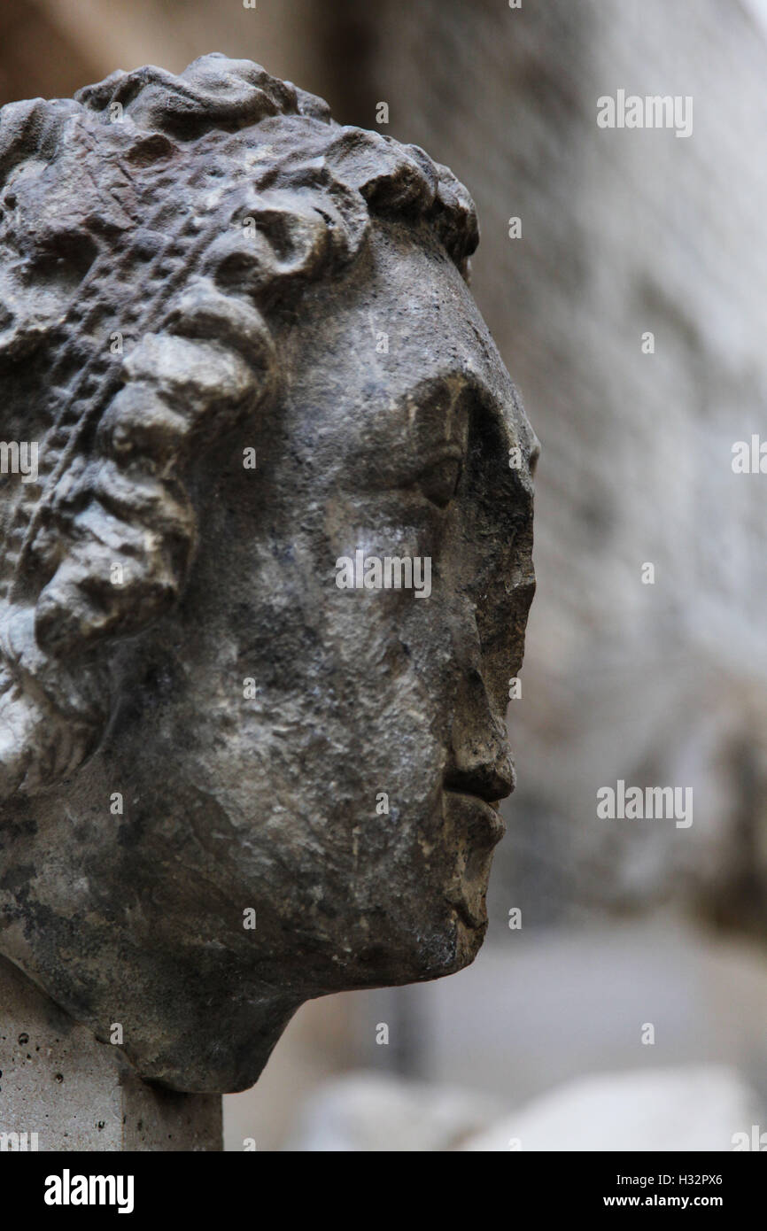 Es ist ein Foto eines Details einer gebrochenen und zerstörten Statue Stockfoto