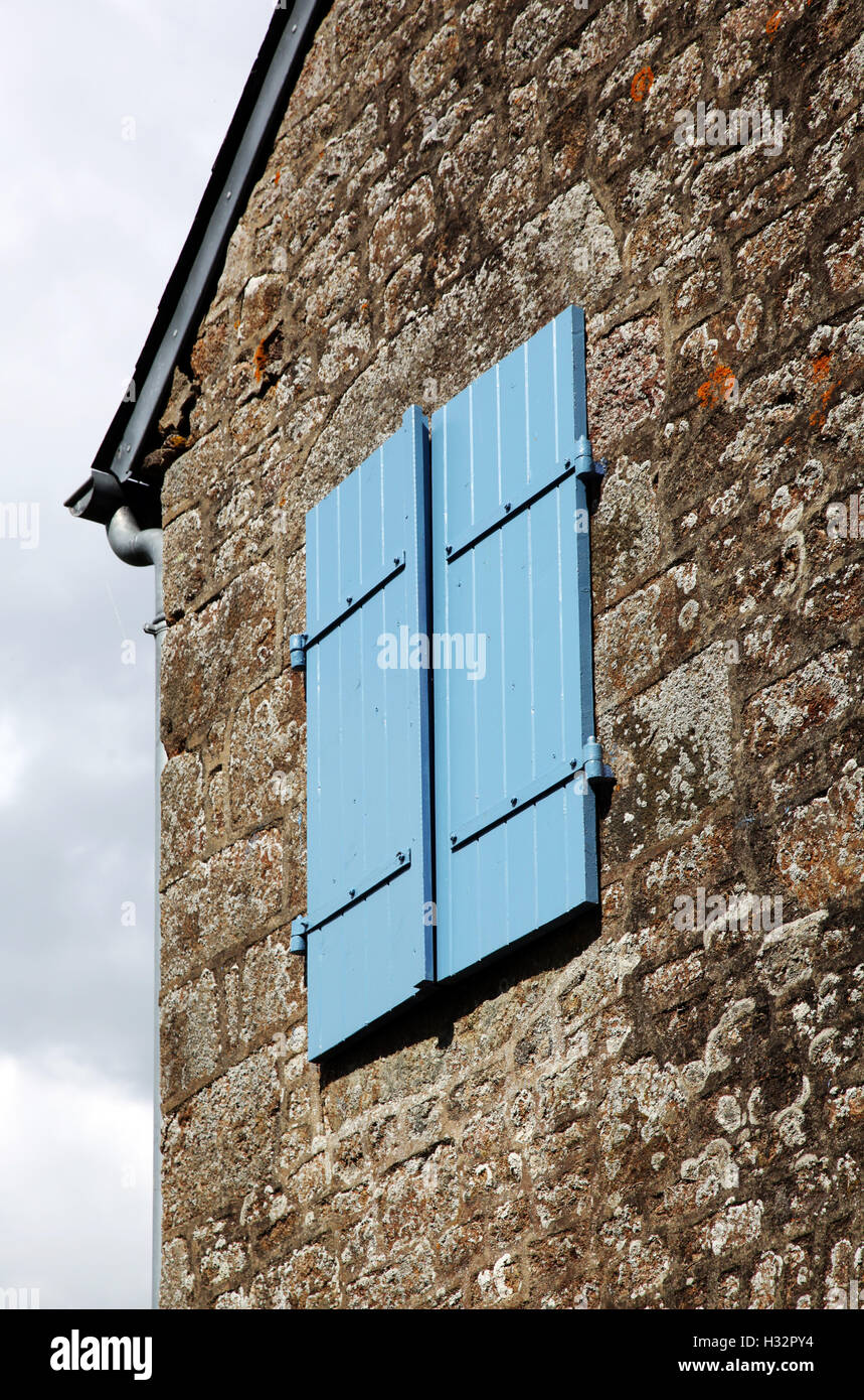 Blauen Fensterläden auf ein Haus in der Normandie, Frankreich Stockfoto