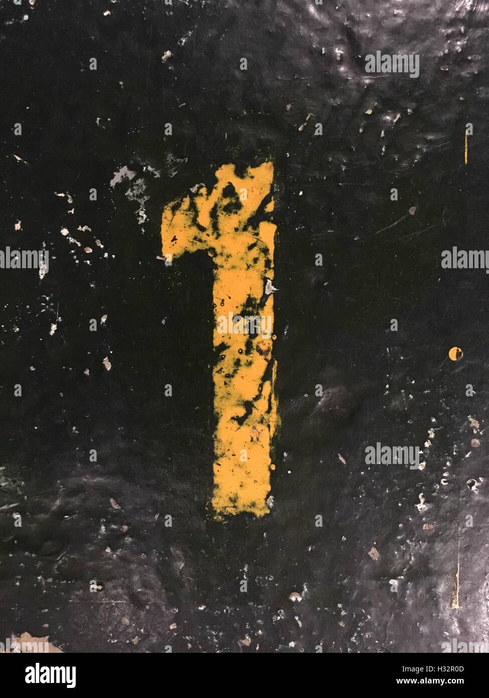 Nummer 1 in eine Schablone-Stil in der gelben Farbe orange auf den Boden gemalt Stockfoto