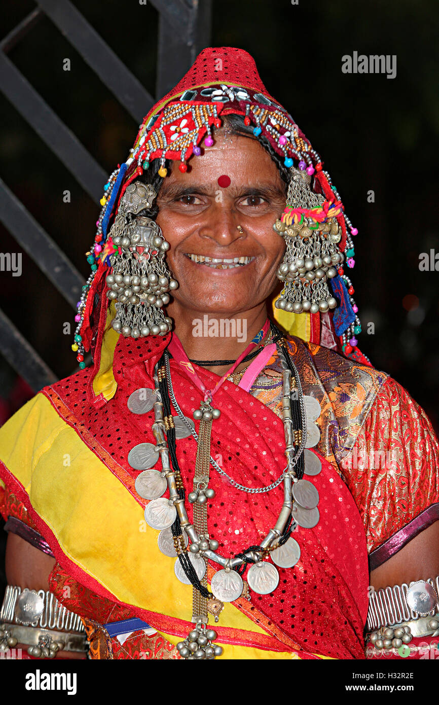 Porträt einer Frau mit traditionellem Schmuck, Vanjara Tribe, Maharashtra, Indien. Ländliche Gesichter Indiens Stockfoto
