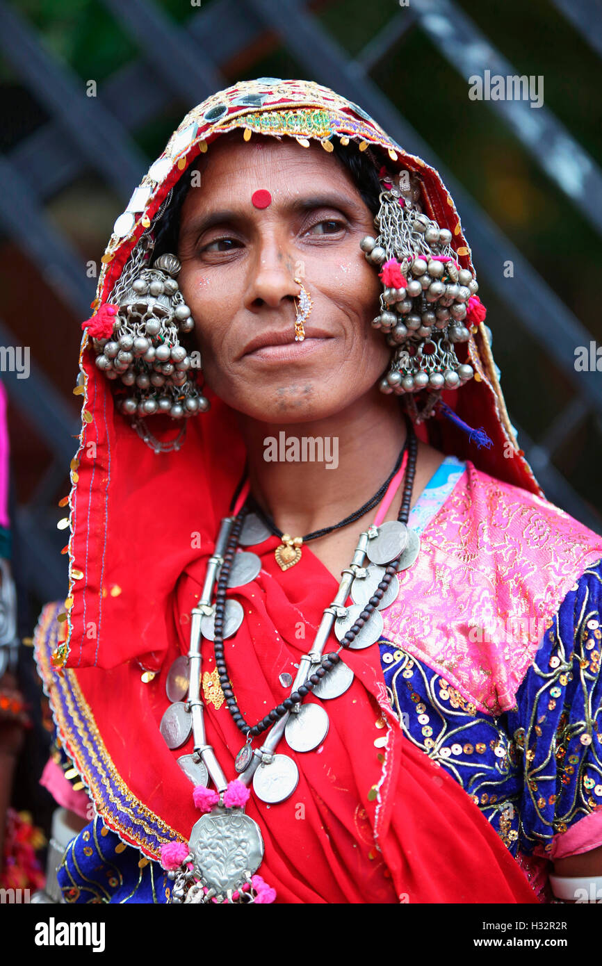 Porträt einer Frau mit traditionellem Schmuck, Vanjara Tribe, Maharashtra, Indien. Ländliche Gesichter Indiens Stockfoto