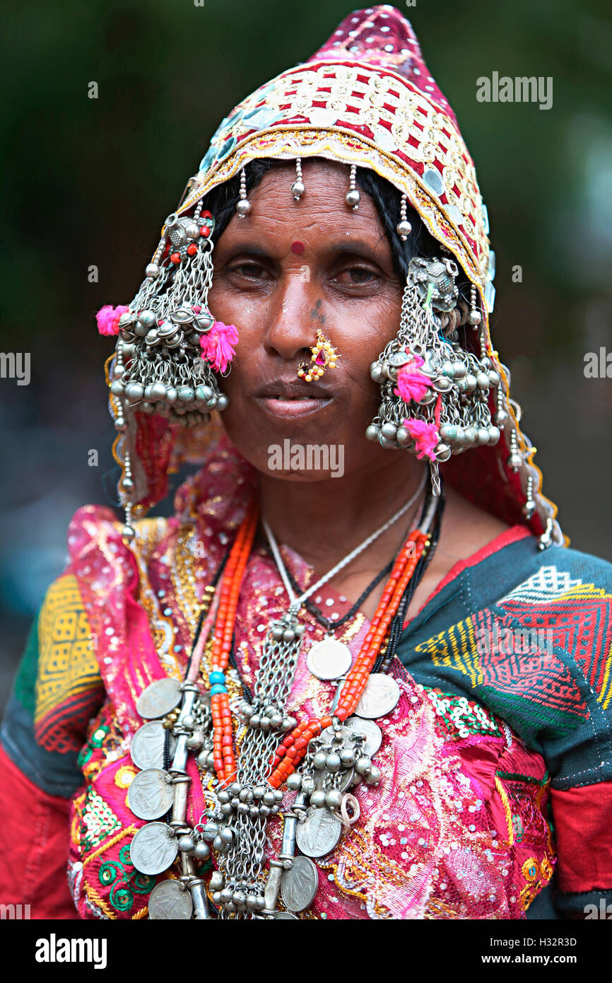 Porträt einer Frau mit traditionellem Schmuck, Vanjara Tribe, Maharashtra, Indien. Ländliche Gesichter Indiens Stockfoto
