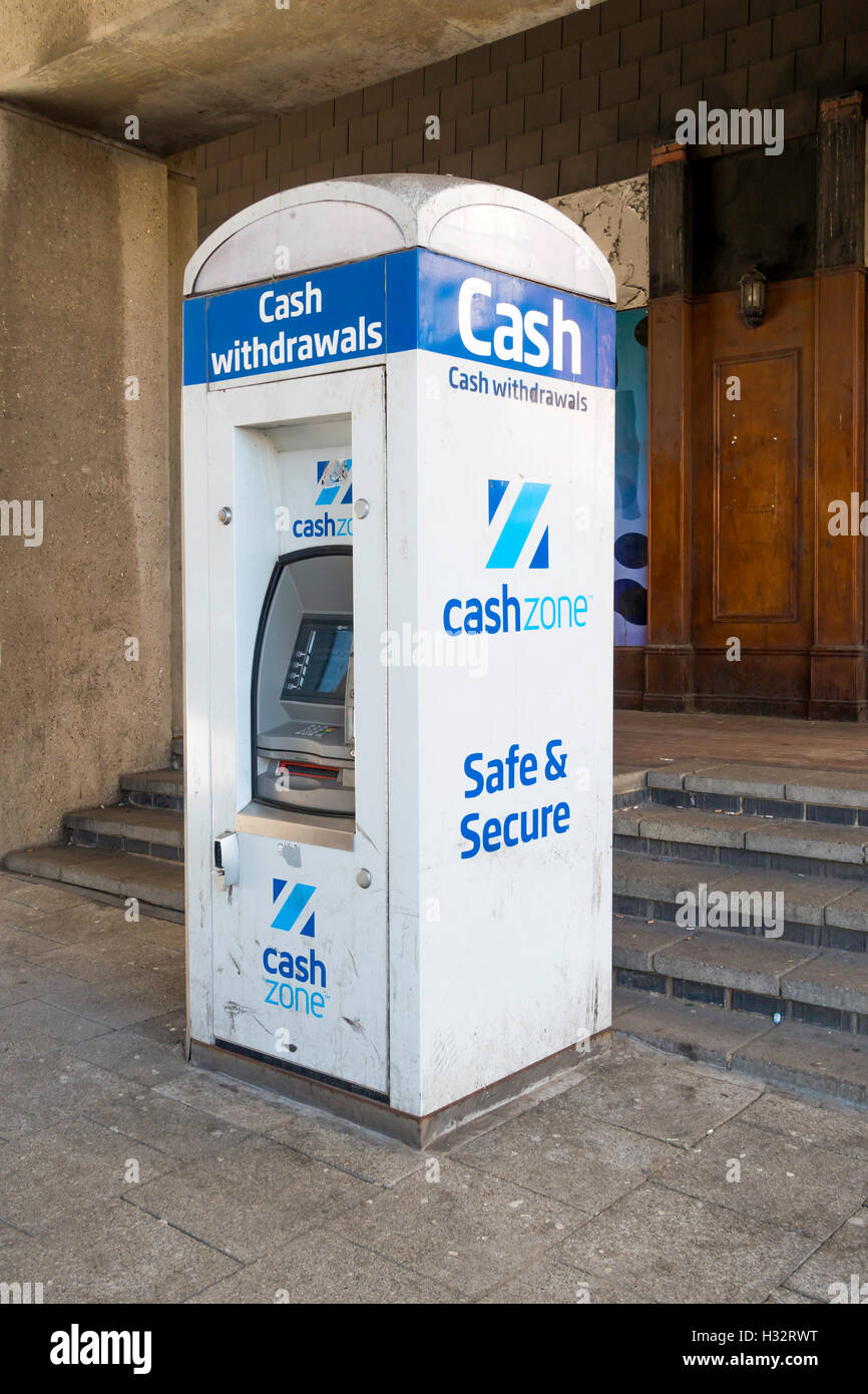 Geldautomat ATM Automatic Teller "Cash Zone" frei stehend vor einem Bahnhof Stockfoto