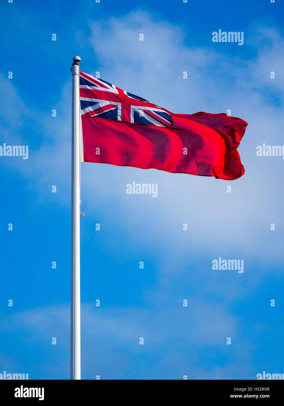 Britische Handelsmarine Flagge die Red Ensign gegen blauen Himmel Stockfoto