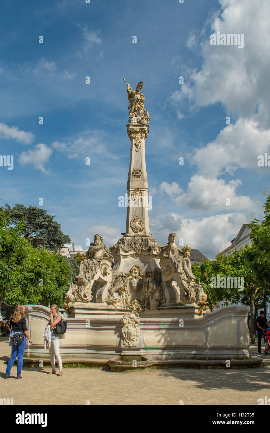 St Georges Fountain, Kornmarkt, Trier, Rheinland Pfalz, Deutschland Stockfoto