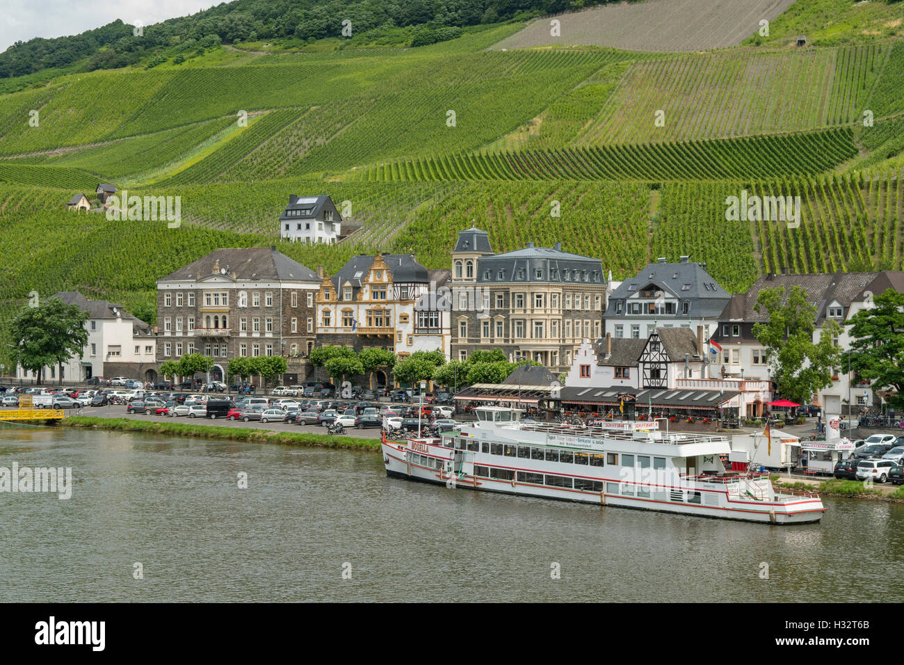 Flussufer in Bernkastel-Kues, Rheinland Pfalz, Deutschland Stockfoto
