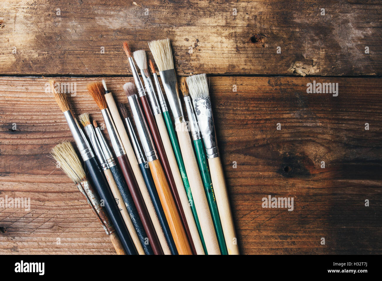 Pinsel-Set auf einem hölzernen Hintergrund, Nahaufnahme Foto Stockfoto