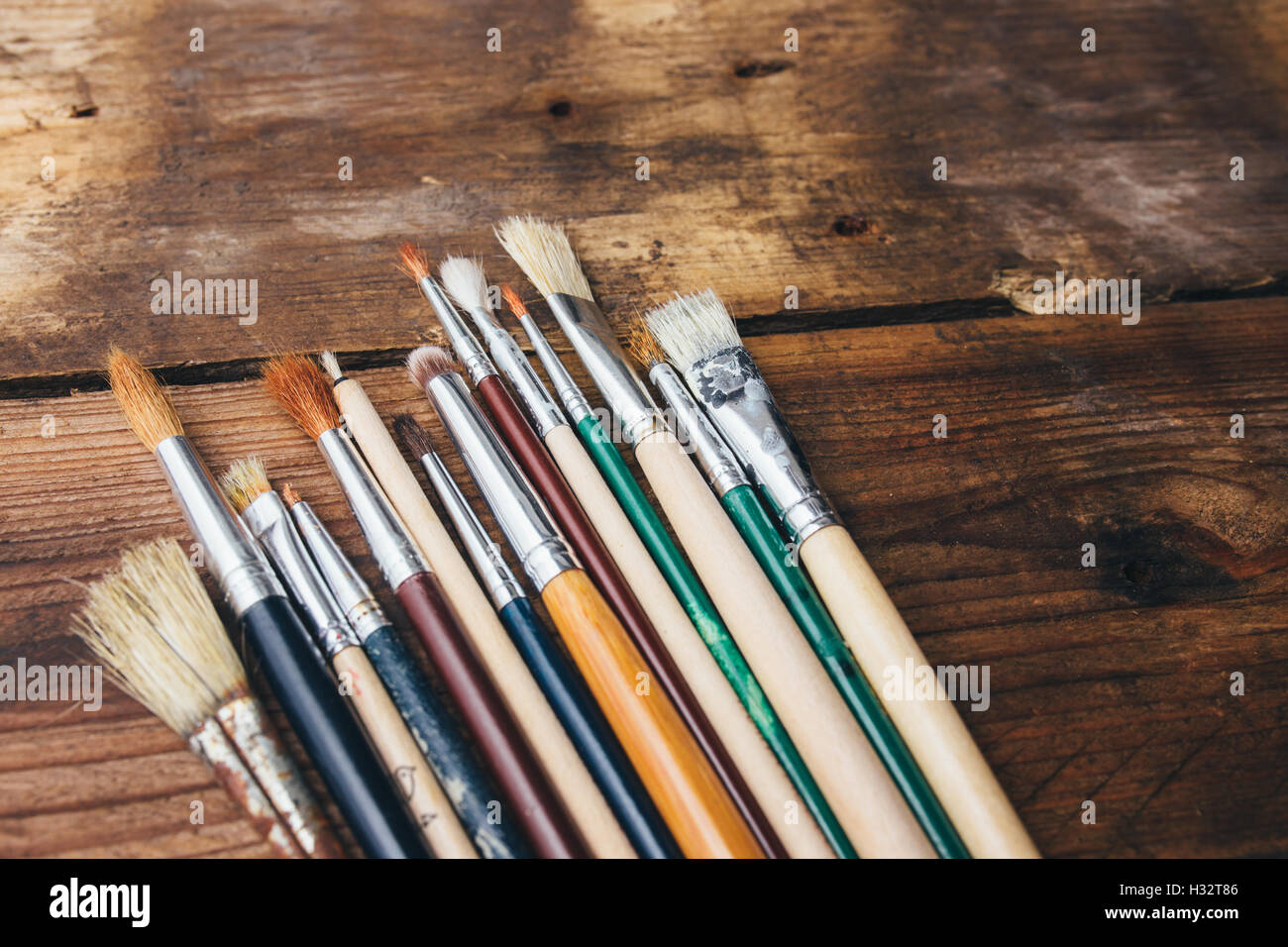 Pinsel-Set auf einem hölzernen Hintergrund, Nahaufnahme Foto Stockfoto