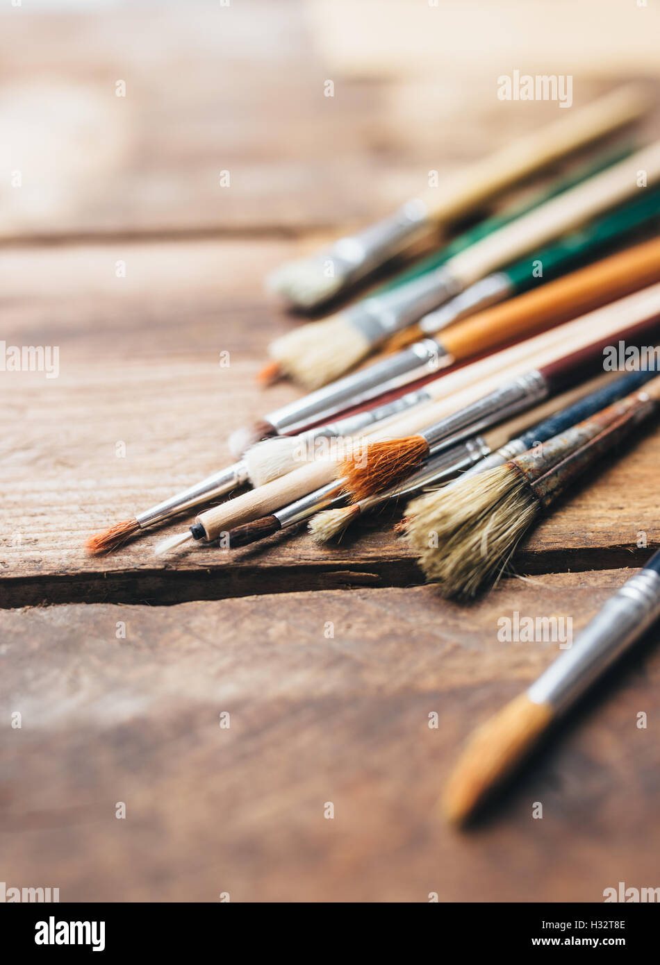 Pinsel-Set auf einem hölzernen Hintergrund, Nahaufnahme Foto Stockfoto