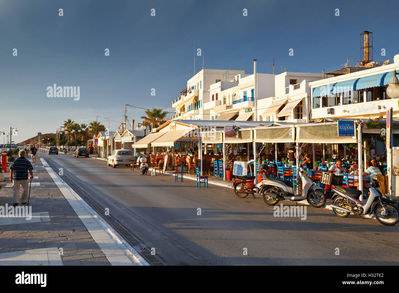 Restaurants und Cafes an der Strandpromenade von Naxos-Stadt. Stockfoto