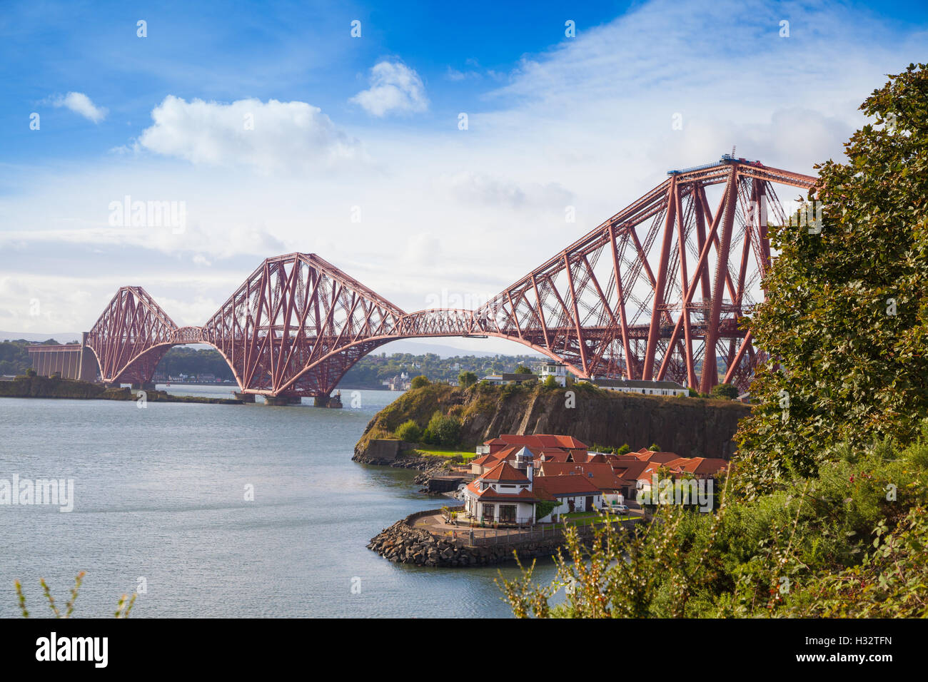 Die Forth Rail Bridge aus North Queensferry in der Nähe von Edinburgh Schottland. Stockfoto