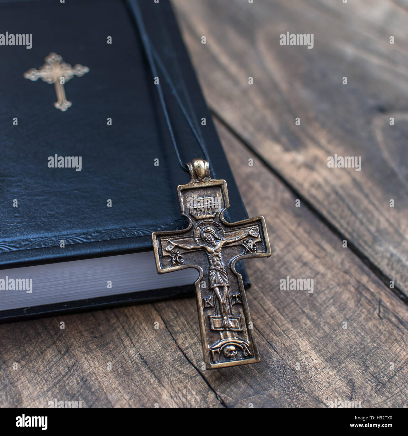 Nahaufnahme der christlichen Kreuz Halskette neben Bibel Stockfoto