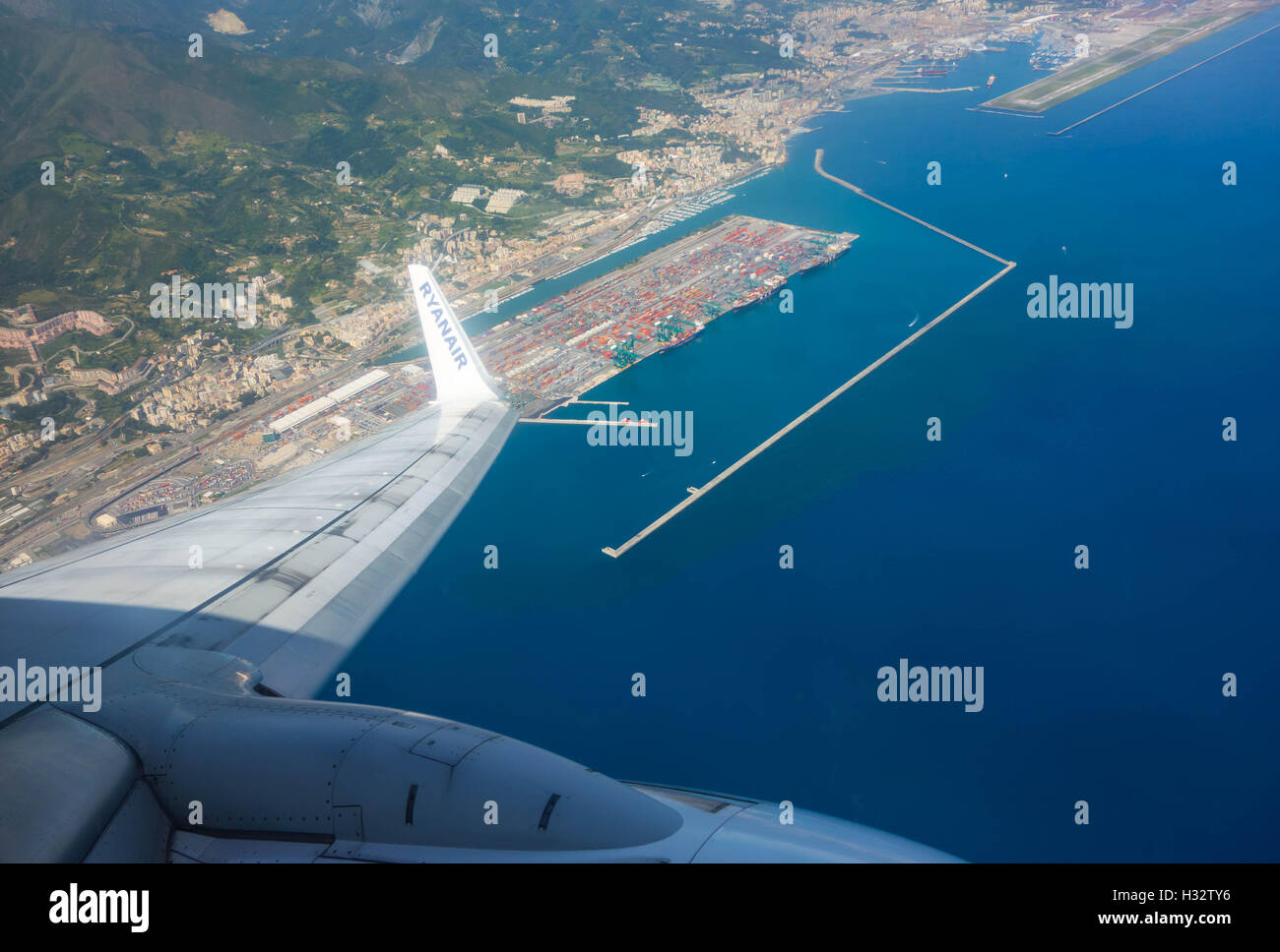 Ryanair Abflug Flughafen Genua über Verschiffungshafen Stockfotografie