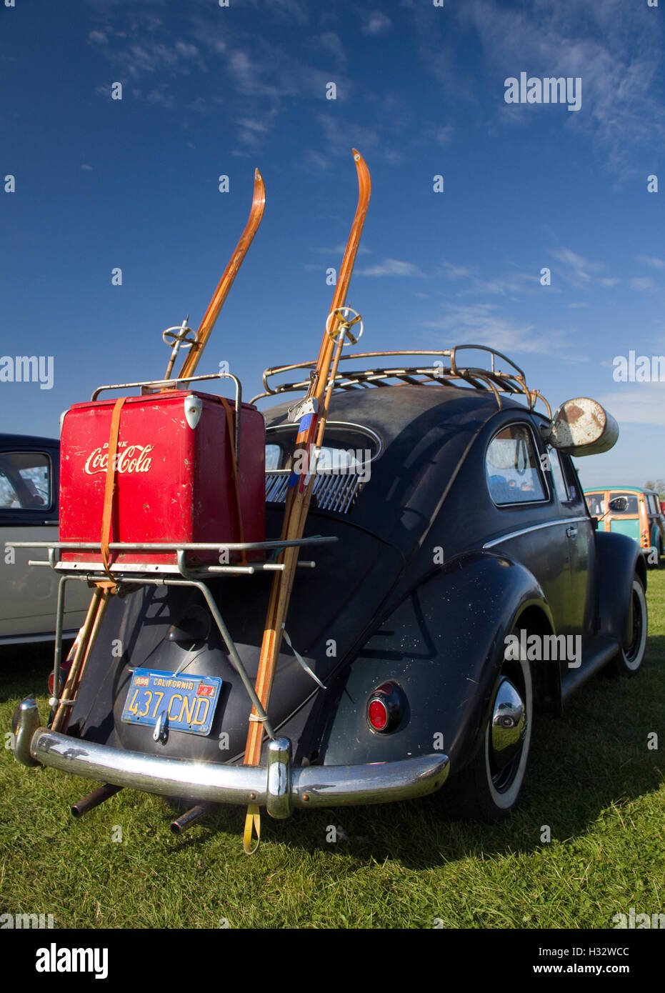 VW Käfer mit Ski Stockfoto