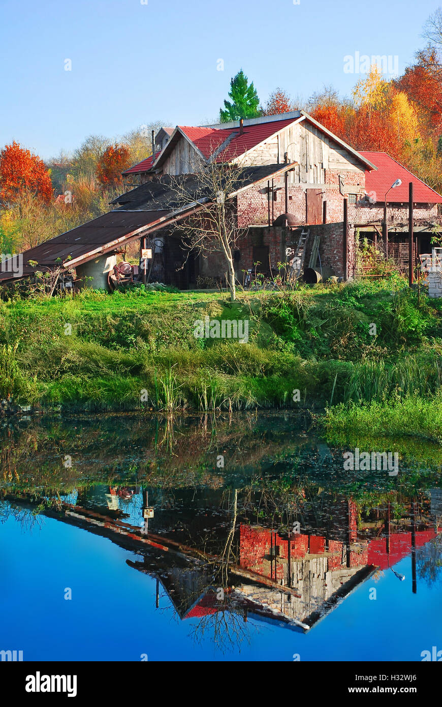 Haus am See im Herbst Stockfoto