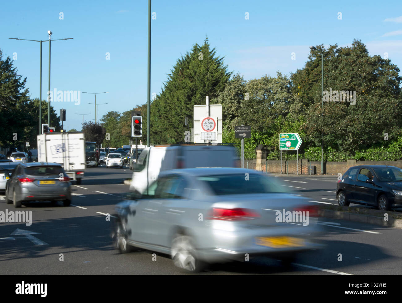Verkehr Kreuzung Chalkers Ecke, einer großen Straßenkreuzung in East Sheen, Südwesten von London, england Stockfoto